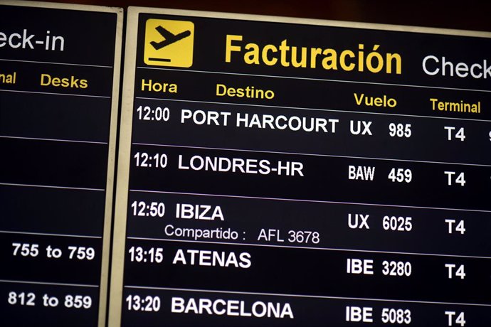 Panel de facturación para varios vuelos, dos de ellos con destino Gran Bretaña, en la terminal T4 del Aeropuerto de Madrid-Barajas Adolfo Suárez, en Madrid (España), a 27 de julio de 2020.  