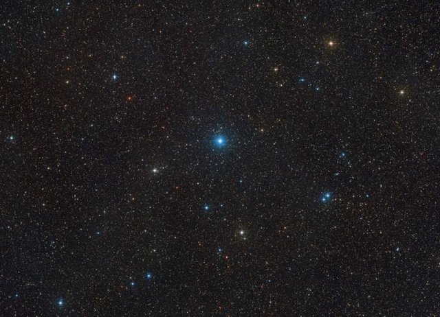 Una vista de campo amplio de la región del cielo que contiene HR 6819, un sistema estelar a aproximadamente 1.120 años luz de distancia.