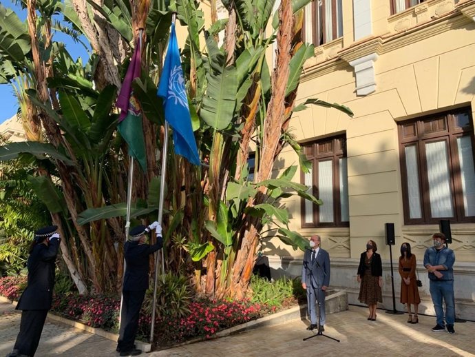 La bandera de la ONU ha sido izada  ante la fachada del Ayuntamiento en un acto al que asitió el alcalde, Francisco de la Torre