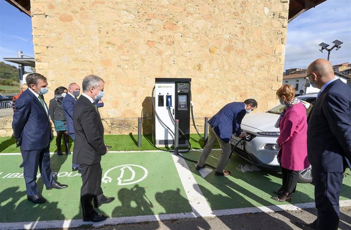 El lehendakari en la inauguración del punto de recarga eléctrica rápida de vehículos de Antoñana (Álava),