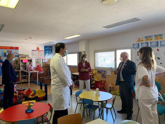 El consejero de Salud y Familias, Jesús Aguirre, visita el Hospital La Inmaculada