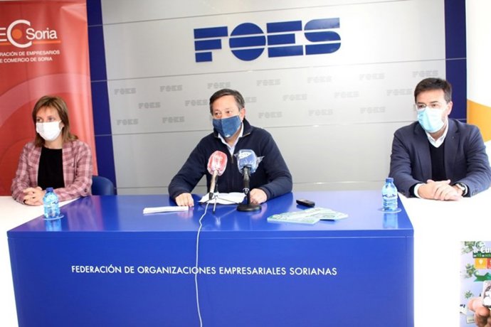 De izda a dcha, Santos, Saiz y Munilla presentan la promoción comercial 'Eurocentrín.