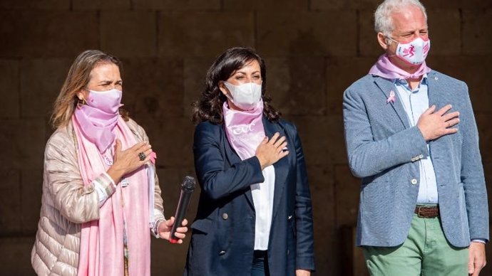 Eguizábal, Andreu y Hermoso de Mendoza, con la mano en el corazón, haciendo honor al lema 'Saca pecho por ellas', en el Día Mundial del Cáncer de Mama.