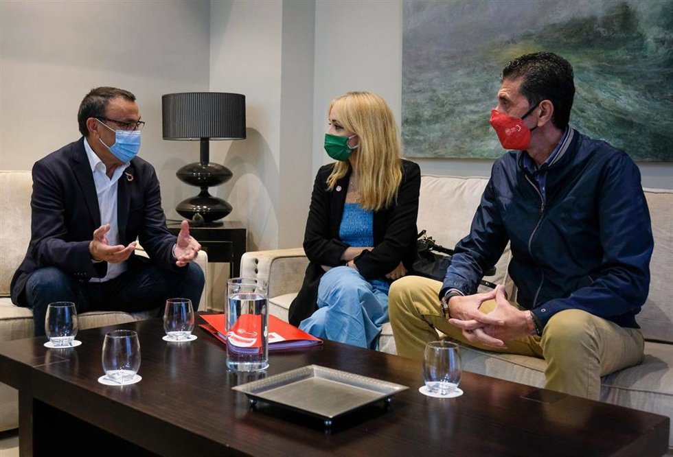 Ignacio Caraballo se reúne con la secretaria general de UGT-A, Carmen Castilla.