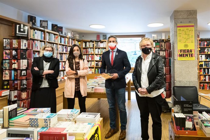 El vicepresidente, Pablo Zuloaga, en la Librería Gil informado sobre Bono Cooltura