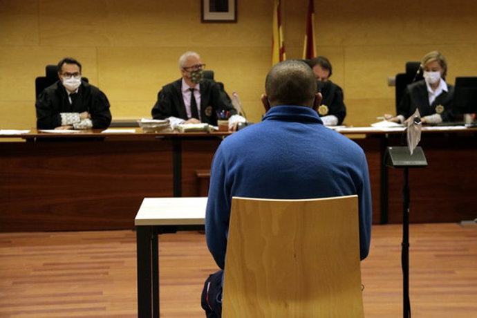 D'esquenes, l'acusat de violar i apunyalar l'exparella a Figueres. Foto del judici a l'Audincia de Girona el 19 d'octubre del 2020 (horitzontal)