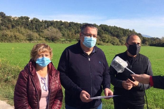 La roda de premsa d'ERC de la Garrotxa per denúnciar la "mala gestió" de l'equip de govern del Consell Comarcal en relació a la platja de triatge, aquest 19 d'octubre del 2020. (Horitzontal)