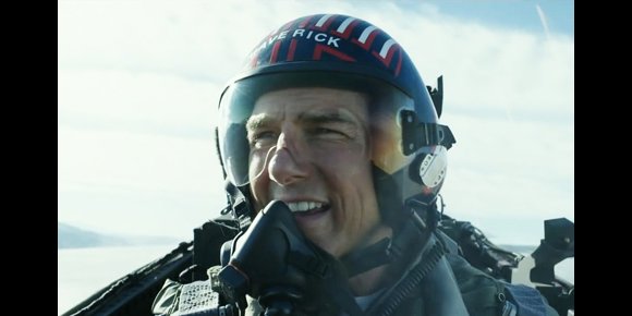 9. Tom Cruise recibe el certificado de aviación naval honorífico por su papel en Top Gun