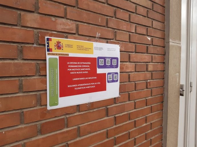 Cartel colocado a la entrada de la Oficina de Extranjería