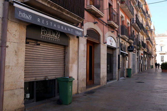 Pla general dels restaurants tancats de la plaa de la Font en el primer dia de restriccions. Imatge del 16 d'octubre del 2020 (Horitzontal).
