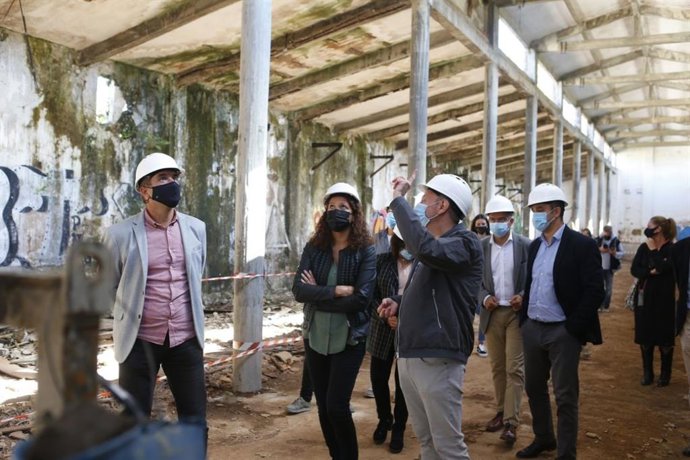 La presidenta del Consell de Mallorca, Catalina Cladera, en su visita a Can Morató.