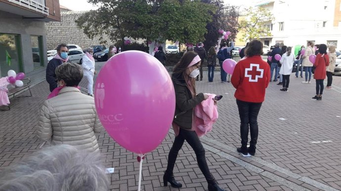 Manifiesto de la AECC de Ávila en el Día del Cáncer de Mama ante su nueva sede.