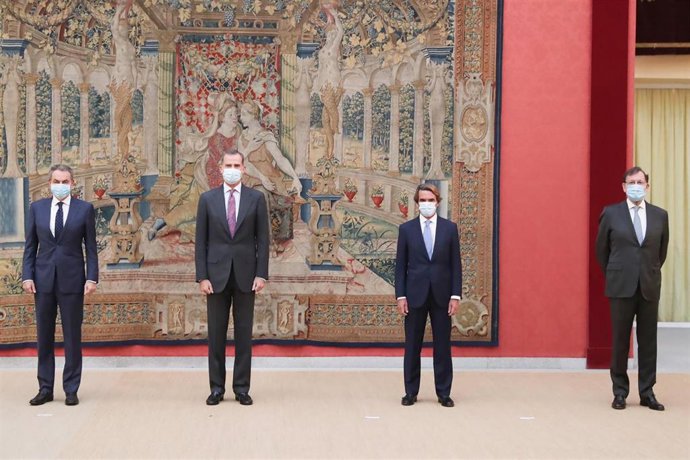 (I-D) El expresidente del Gobierno José Luis Rodríguez Zapatero; el Rey Felipe VI; y los expresidentes del Gobierno José María Aznar y Mariano Rajoy, posan antes del inicio de la reunión anual del Patronato del Real Instituto Elcano de Estudios Internac