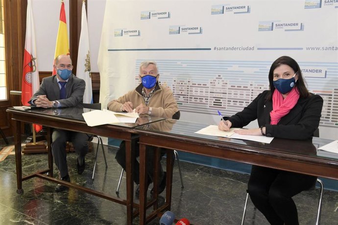 La alcaldesa de Santander, Gema Igual, y el presidente del Banco de Alimentos, Francisco del Pozo