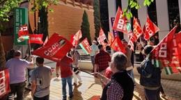 Imagen de la concentración protagonizada por CCOO ante la sede de la Consejería de Empleo para denunciar el traslado colectivo de los 400 empleados de Uber en Andalucía, contratados por la empresa Ares Capital.