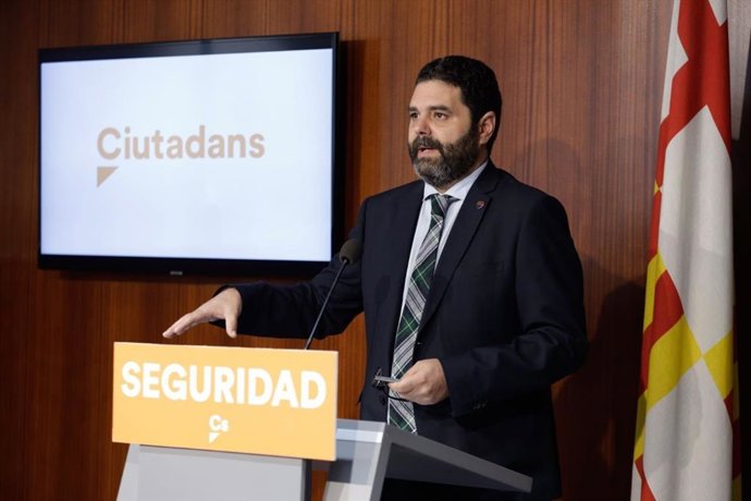 El regidor de Cs, Paco Sierra, en roda de premsa aquest dilluns