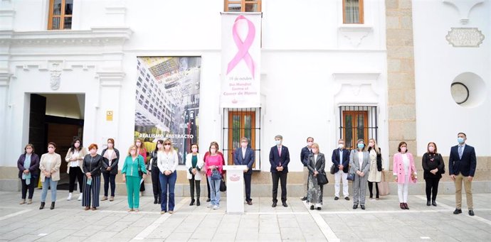 Autoridades en el acto en la Asamblea de Extremadura con motivo del Día Mundial contra el Cáncer de Mama