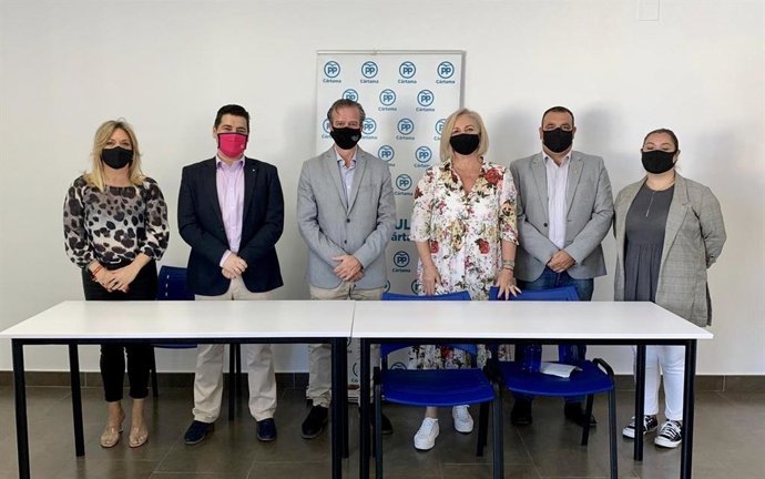 El diputado provincial del PP Víctor González en Cártama, donde ha estado acompañado por la presidenta local del PP, Leonor García-Agua, y el portavoz popular en el Ayuntamiento, Pedro Pardo.