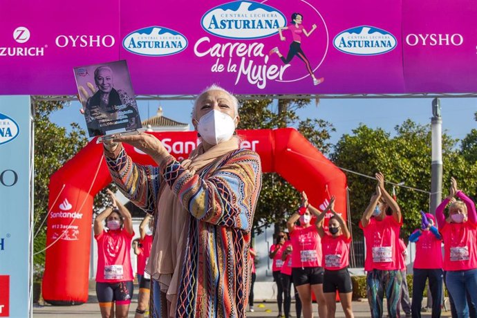 La Carrera de la Mujer de Sevilla homenajea a la bailaora Cristina Hoyos en el Día Mundial Contra el Cáncer de Mama