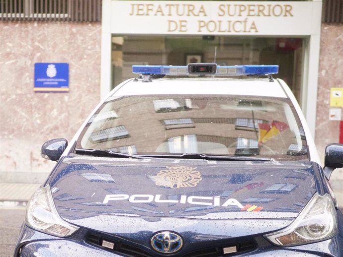 Un coche de policía permanece aparcado en la Jefatura Superior de Policía, en Pamplona, Navarra (España), a 13 de octubre de 2020.