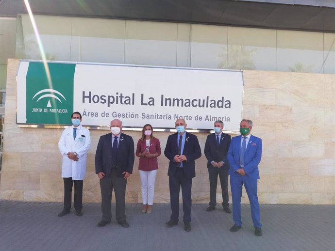 El consejero de Salud y Familias de la Junta de Andalucía, Jesús Aguirre, visita el hospital de Huércal-Overa (Almería)