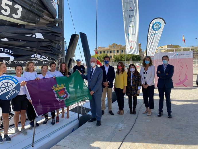 El alcalde de Málaga, Francisco de la Torre, entrega la bandera y medallas de la ciudad de Málaga a las cinco participantes del Reto Pelayo Vida