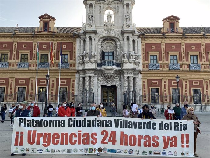 Concentración de los vecinos de Villaverde ante el Palacio de San Telmo