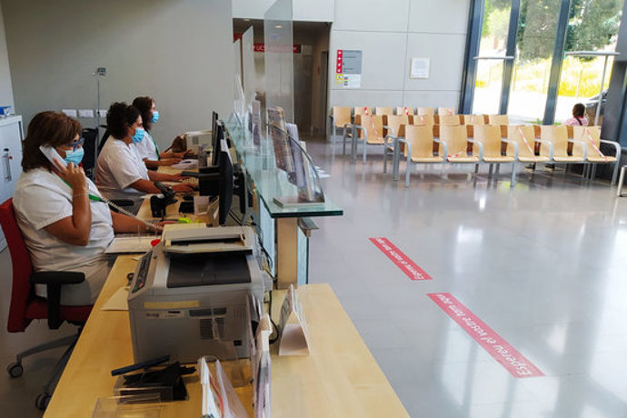 Pla general de l'entrada est de l'hospital de Figueres, en una imatge d'aquest 19 d'octubre del 2020. (Horitzontal)
