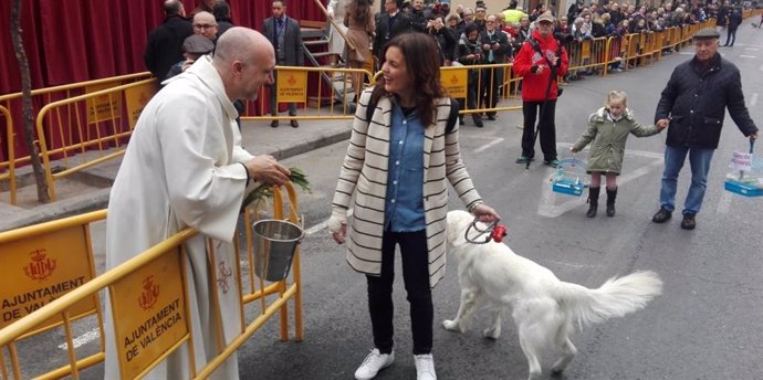 Sandra Gómez ha asistido con su perro tras recuperarse del accidente
