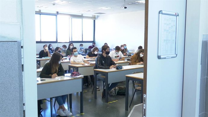 Alumnos de la UPV asisten a una clase este lunes, día en que se ha retomado la modalidad presencial tras el brote detectado en el Galileo Galilei