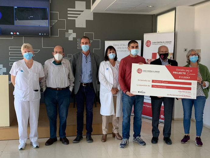 Foto de família dels representants de la Lliga Contra el Cncer i del projecte Emma en la presentació de l'acord de collaboració per dotar amb 30.000 euros el finanament de la recerca. Imatge del 19 d'octubre del 2020 (horitzontal)
