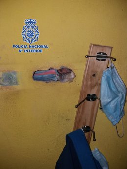 Escondite de droga tras un perchero en un bar de Gijón