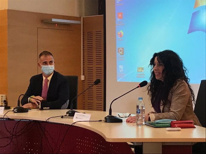 La consejera de Igualdad, Rocío Ruiz, y el delegado en Almería de su departamento, Antonio Jiménez