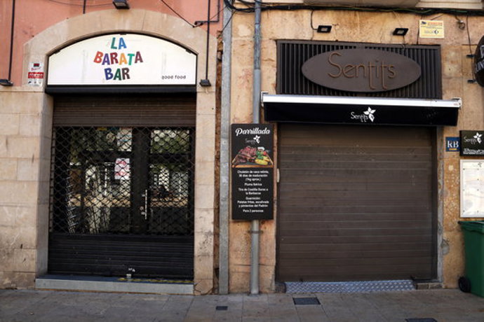 Pla general de dos establiments de la plaa de la Font tancats en el primer dia de restriccions imposades pel Govern. Imatge del 16 d'octubre del 2020 (Horitzontal).