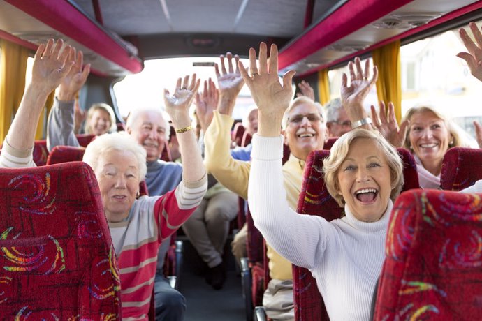 Personas mayores en un autobús camino de las vacaciones.