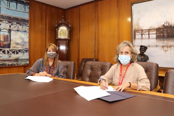 La presidenta de la Autoridad Portuaria de Huelva, Pilar Miranda, y la presidenta del comedor, Carmen Vázquez, durante la firma del acuerdo.