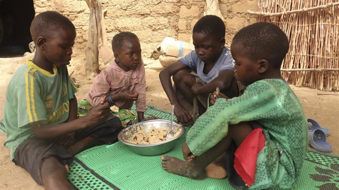 Uno niños comen alimentos suministrados por el PMA en Camerún