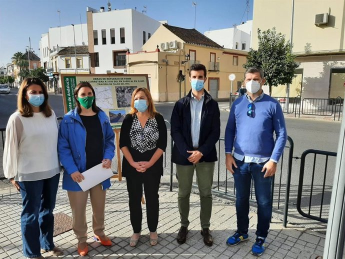 La delegada territorial de Fomento, infraestructuras y Ordenación del Territorio en Córdoba, Cristina Casanueva (segunda por la izda.), en su visita a Palma del Río