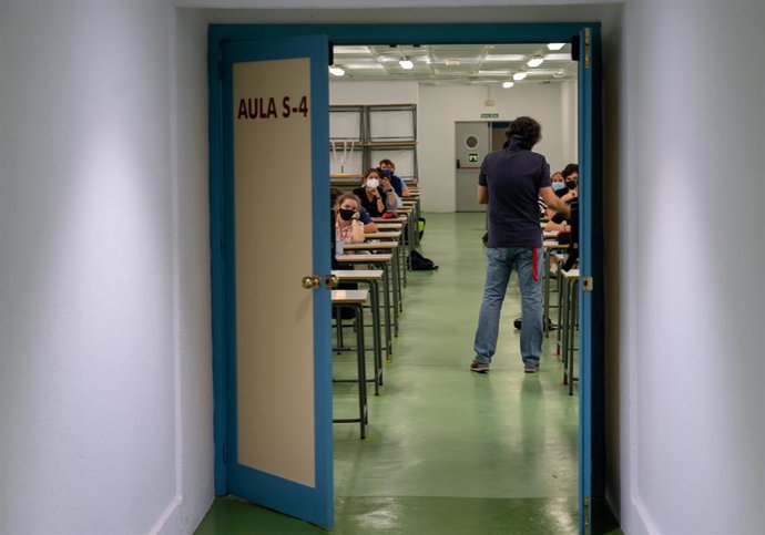 Alumnes en classe (Arxiu)