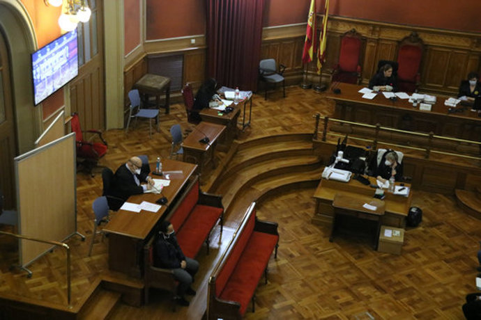 Pla general del judici amb jurat popular a una dona acusada d'apunyalar mortalment la seva parella el 2018 a Manresa, el 19 d'octubre del 2020. (Horitzontal)
