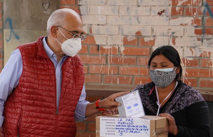 Carlos Mesa diposita el seu vot en les eleccions a Bolívia