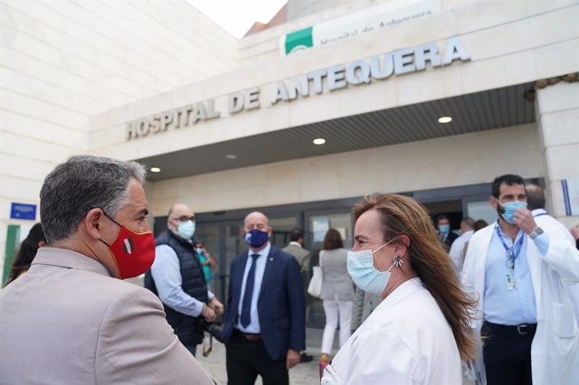 Elías Bendodo en una visita al Hospital de Antequera