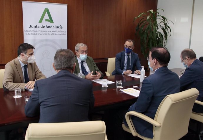 Imagen de este lunes del encuentro entre el consejero de Transformación Económica, Rogelio Velasco, y el presidente de la CEA, Javier González de Lara, para abordar la ayuda de los 50 millones de pymes industriales.