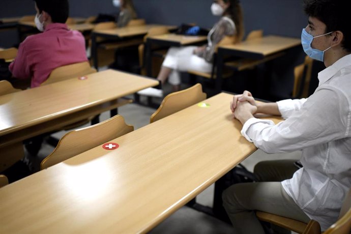 Alumnos mantienen la distancia de seguridad a la hora de sentarse en clase en la Facultad de Humanidades y Ciencia de la Comunicación de la Universidad privada CEU San Pablo durante el primer día del curso 2020-2021, en Madrid (España), a 14 de septiemb