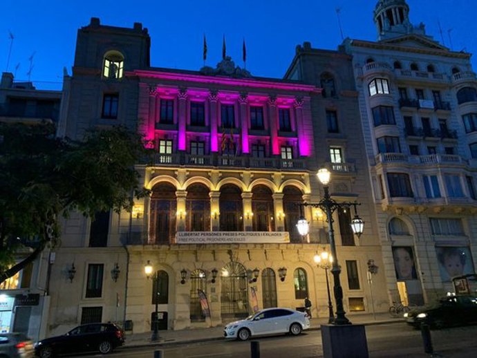 Pla general de la faana de la Paeria illuminada de rosa en el Dia Mundial contra el Cncer de Mama. Imatge del 19 d'octubre de 2020. (Horitzontal)