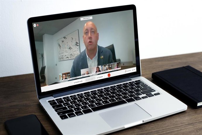 El vicepresidente de dinamización económica de la ACM y alcalde de Sant Carles de la Rpita (Tarragona), Josep Caparrós, en una comparecencia telemática este lunes ante el Parlament.