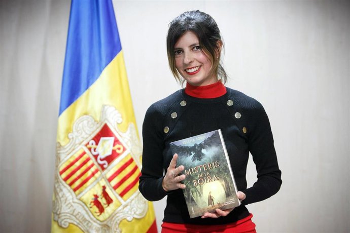 La escritora Selena Soro posando con su primera novela, 'Misteris de la Boria'.