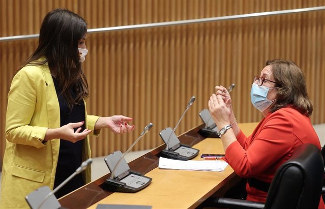 La diputada socialista María Olga Alonso Suárez (d), habla con la diputada del Partido Popular Belén Hoyo (i), momentos antes del inicio de la Comisión de Asuntos Exteriores en el Congreso de los Diputados, Madrid (España), a 19 de octubre de 2020.