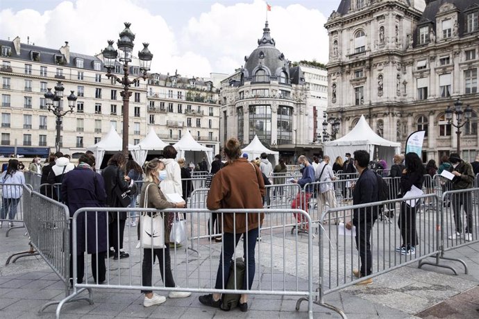 Colas para hacer pruebas PCR frente al Ayuntamiento de París