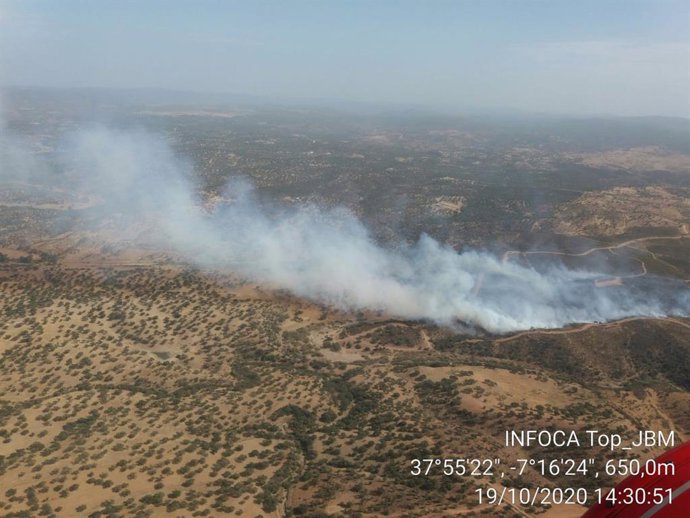 Zona del incendio en Rosal de la Frontera (Huelva).